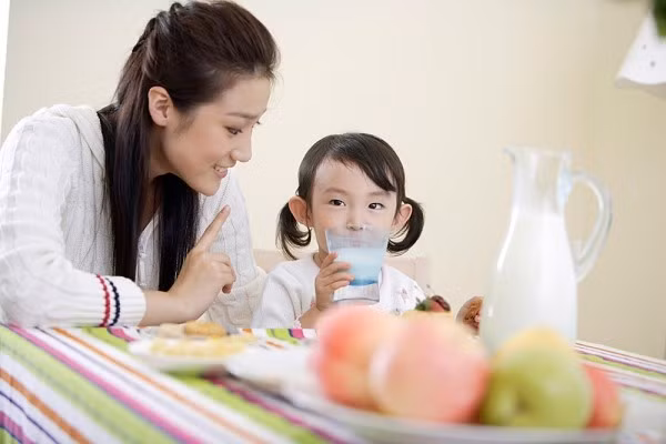 Bo sung canxi qua nhieu cho tre cung khong tot