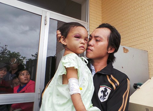 Cơ quan chức năng thị xã Dĩ An đã tiến hành xét nghiệm ADN để làm rõ mối quan hệ ruột thịt giữa anh Tố và bé Kim Ngân. Cơ quan chức năng thị xã Dĩ An đã tiến hành xét nghiệm ADN để làm rõ mối quan hệ ruột thịt giữa anh Tố và bé Kim Ngân.