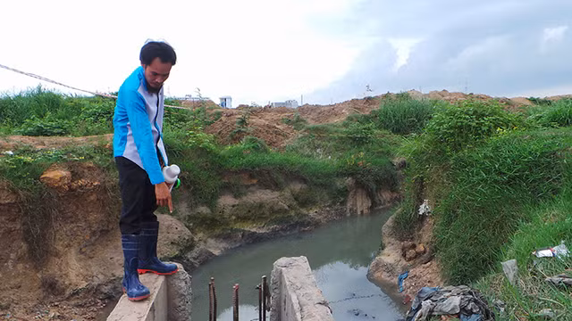 Anh Tâm chỉ cho PV biết đoạn cống nơi anh tìm thấy thi thể bé Tỷ.