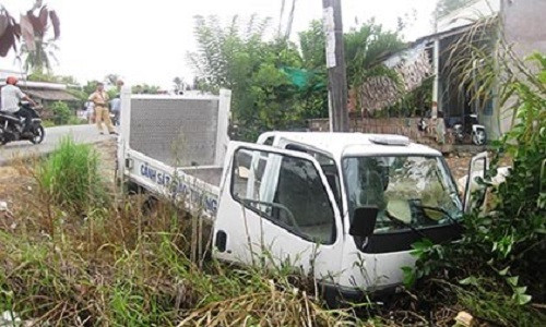 Sau khi bị chiếc xe tuần tra (ảnh) của CSGT tông phải, sau 9 tiếng cấp cứu, em Hà My đã tử vong. Sau khi bị chiếc xe tuần tra (ảnh) của CSGT tông phải, sau 9 tiếng cấp cứu, em Hà My đã tử vong.