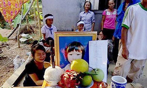 Di ảnh em Phạm Thị Nhung (học sinh lớp 3 Trường Tiểu học Đức Bồng, xã Đức Bồng, huyện Vũ Quang, Hà Tĩnh).