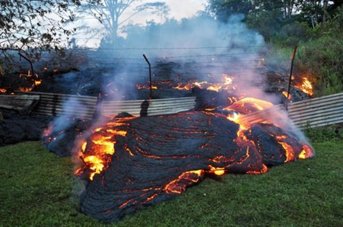 Anh chang lieu minh di bo tren nham thach nong chay hinh anh