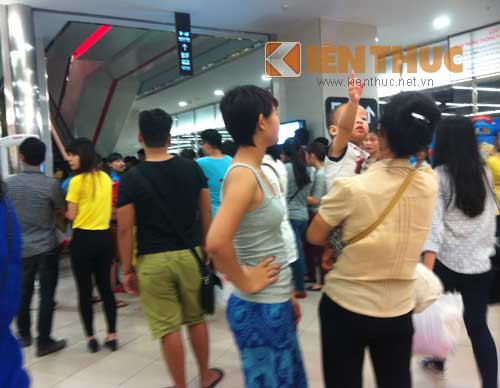 Vì 9h30 các dịch vụ mới bắt đầu hoạt động nên mọi người tập trung tại tầng B1 của tòa nhà. Hầu hết những người dân đến đây đều không biết đến sự cố thang máy rơi tự do vào tối hôm trước.