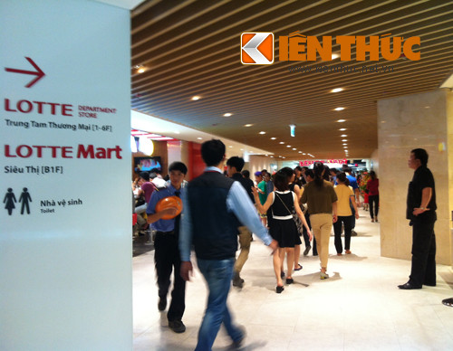 Trong dịp khai trương, Lotte Mart Hà Nội Center mang đến cho khách hàng chương trình "Giờ vàng giá sốc" giảm giá 5-49% với hàng trăm sản phẩm thuộc tất cả các mặt hàng gồm thực phẩm, đồ gia dụng, hóa mỹ phẩm. Ngoài ra, siêu thị sẽ tặng cho khách hàng nhiều thẻ quà tặng trị giá 300.000 - 1.000.000 đồng.