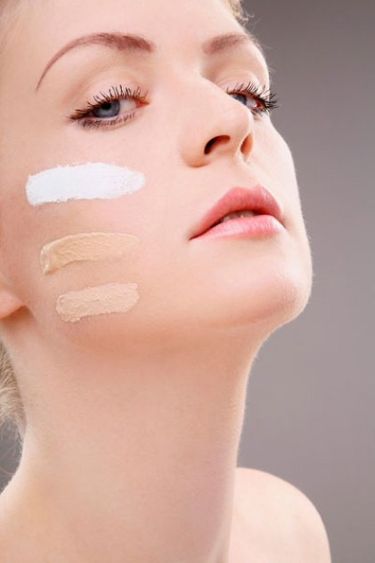 Chọn kem che khuyết điểm cùng màu da. Chọn kem che khuyết điểm giống màu da là một trong những nguyên tắc cơ bản khi trang điểm. Các nàng nên sở hữu ba loại kem che khuyết điểm: loại thứ nhất giống hoặc trùng màu da để trang điểm ban ngày, loại thứ hai và thứ ba gồm che khuyết điểm sáng và tối hơn tone màu da. Chọn kem che khuyết điểm cùng màu da. Chọn kem che khuyết điểm giống màu da là một trong những nguyên tắc cơ bản khi trang điểm. Các nàng nên sở hữu ba loại kem che khuyết điểm: loại thứ nhất giống hoặc trùng màu da để trang điểm ban ngày, loại thứ hai và thứ ba gồm che khuyết điểm sáng và tối hơn tone màu da.