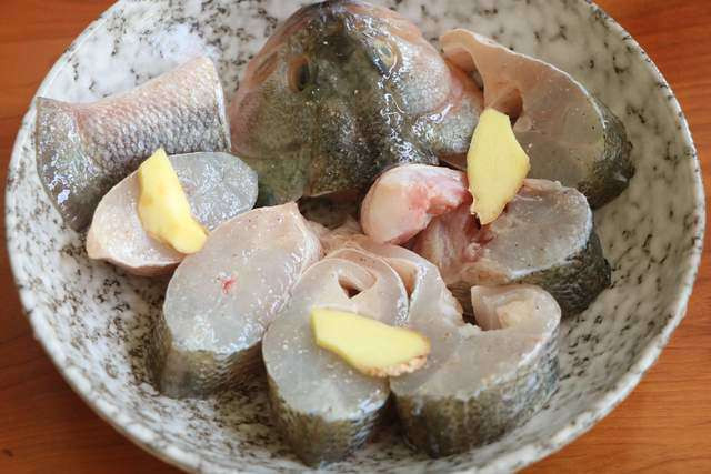 Mẹo hấp cá thơm ngon, lại chẳng có mùi tanh nhờ 1 bước này - Hình 3 Meo hap ca thom ngon, lai chang co mui tanh nho 1 buoc nay-Hinh-3