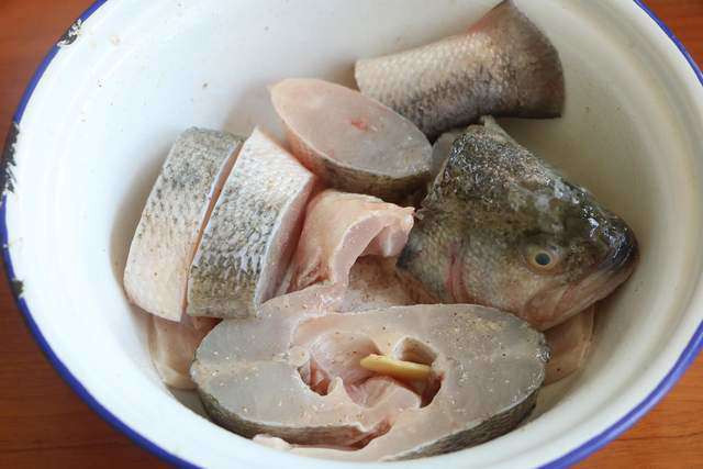 Mẹo hấp cá thơm ngon, lại chẳng có mùi tanh nhờ 1 bước này - Hình 2 Meo hap ca thom ngon, lai chang co mui tanh nho 1 buoc nay-Hinh-2