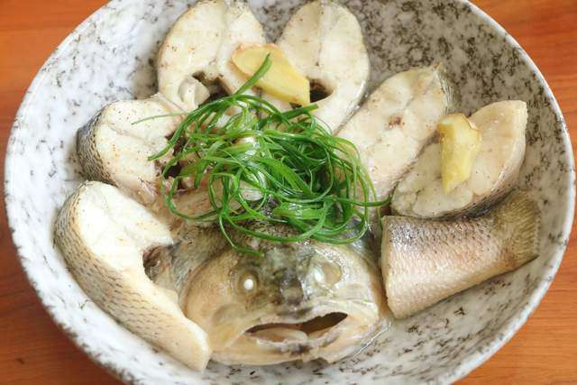 Mẹo hấp cá thơm ngon, lại chẳng có mùi tanh nhờ 1 bước này - Hình 4 Meo hap ca thom ngon, lai chang co mui tanh nho 1 buoc nay-Hinh-4
