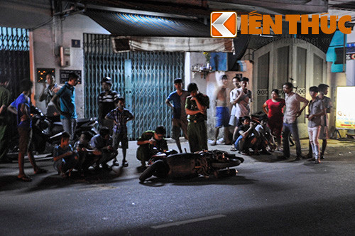 Cơ quan chức năng khám nghiệm hiện trường, thu thập chứng cứ để truy bắt bọn cướp gây ra vụ cướp táo tợn này.