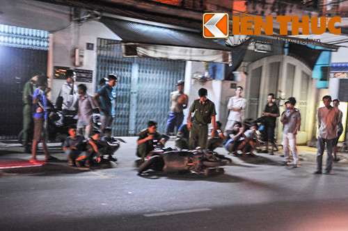 Truy đuổi theo tên cướp điện thoại được khoảng 10m, chị Trân bị một tên đồng bọn của tên cướp chạy xe máy từ phía sau vọt lên đạp mạnh vào xe khiến chị Trân té xuống đường bất tỉnh.