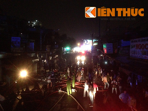 Hơn 10 xe cứu hỏa cùng hàng trăm lính cứu hỏa đang nỗ lực khống chế đám cháy.