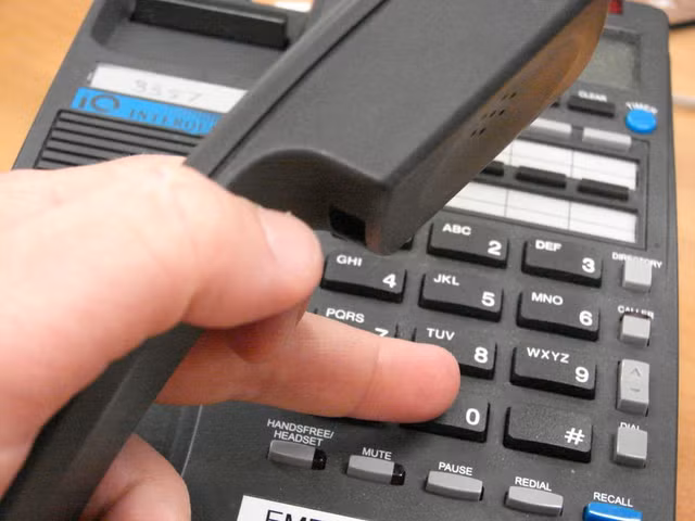 Công dân Việt Nam có thể liên lạc với Đại sứ quán qua các đường dây nóng +380503320535/ +380503359097; hoặc người thân tại Việt Nam có thể liên hệ với Cục Lãnh sự, Bộ Ngoại giao theo số điện thoại 0918370497 để được hướng dẫn và hỗ trợ kịp thời trong các trường hợp khẩn cấp.