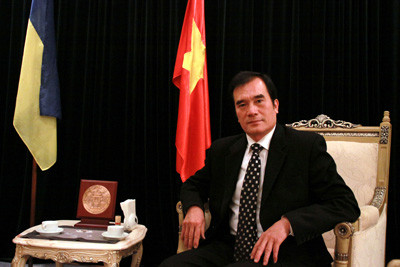 Đại sứ quán Việt Nam tại Ukraine đang tiếp tục theo dõi sát tình hình để kịp thời có các biện pháp bảo hộ công dân cần thiết. Theo đại sứ Nguyễn Minh Trí, có một vài người xin về nước, "sứ quán cũng tạo mọi điều kiện thuận lợi để bà con được về nước dễ dàng". Đại sứ quán Việt Nam tại Ukraine đang tiếp tục theo dõi sát tình hình để kịp thời có các biện pháp bảo hộ công dân cần thiết. Theo đại sứ Nguyễn Minh Trí, có một vài người xin về nước, "sứ quán cũng tạo mọi điều kiện thuận lợi để bà con được về nước dễ dàng".