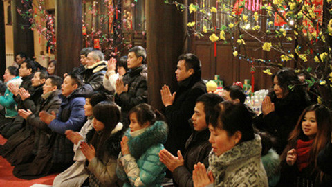 Tại Kharkov, có khoảng 5.000 người Việt sống ở thành phố này, cộng đồng người Việt hầu như không bị ảnh hưởng nhiều. Nhưng bắt đầu từ ngày 20/2 có rục rịch dấu hiệu của các nhóm chống chính phủ. Ở đây cũng bắt đầu có những dấu hiệu đáng ngại. Người dân bắt đầu xếp hàng mua xăng dự trữ và rút tiền từ các cây ATM. Ảnh: Cộng đồng người Việt đón Tết ở Kharkor, nguồn NguoiVietKharkov. Tại Kharkov, có khoảng 5.000 người Việt sống ở thành phố này, cộng đồng người Việt hầu như không bị ảnh hưởng nhiều. Nhưng bắt đầu từ ngày 20/2 có rục rịch dấu hiệu của các nhóm chống chính phủ. Ở đây cũng bắt đầu có những dấu hiệu đáng ngại. Người dân bắt đầu xếp hàng mua xăng dự trữ và rút tiền từ các cây ATM. Ảnh: Cộng đồng người Việt đón Tết ở Kharkor, nguồn NguoiVietKharkov.