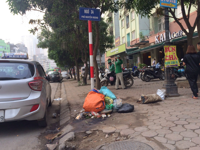 Ha Nội ngập rác chẳng khác gì đường làng Ha Noi ngap rac chang khac gi duong lang