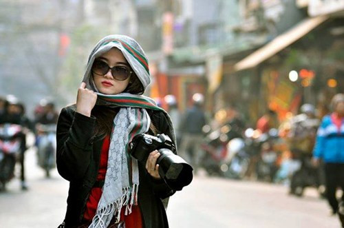 Lang thang trong phố cổ ngày đông với chiếc khăn sáng màu và áo khác dạ đen, cùng đôi môi đỏ như đốm lửa hồng, cô gái đam mê chụp ảnh này khiến con phố bừng sáng. Ảnh: Vietnamdatnuocconnguoi. Lang thang trong phố cổ ngày đông với chiếc khăn sáng màu và áo khác dạ đen, cùng đôi môi đỏ như đốm lửa hồng, cô gái đam mê chụp ảnh này khiến con phố bừng sáng. Ảnh: Vietnamdatnuocconnguoi.