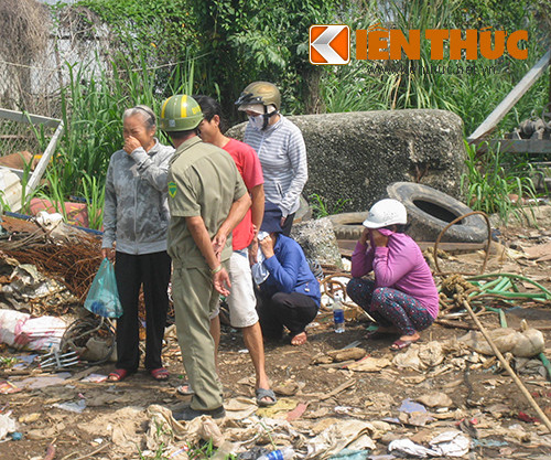 Người nhà khóc ngất khi nhận ra thi thể được vớt lên chính là anh Hoàng.