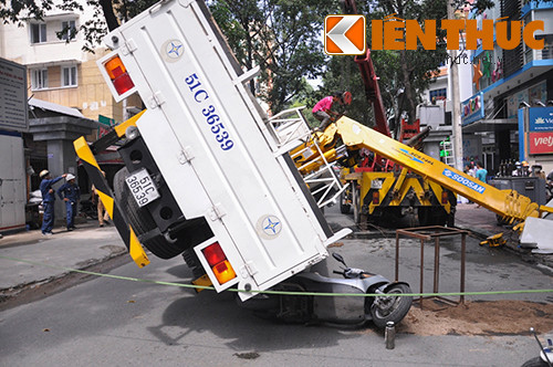 Chiếc xe máy của ông Đức bị xe cẩu đè lên, rất may nam giáo viên này đã kịp thoát ra ngoài.