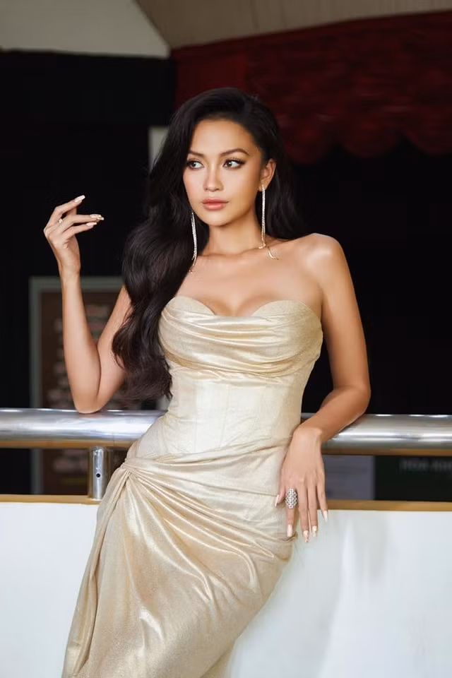 Hoa hau Ngoc Chau bi che danh tay nhu di cho tai show dien moi