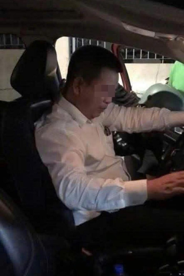 Tài xế ô tô gây tai nạn có dấu hiệu say xỉn. Ảnh cắt từ clip