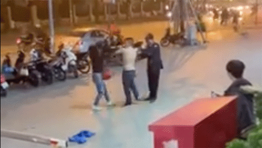 Nam bảo vệ to khoẻ đấm liên tiếp vào mặt người phụ nữ ở Trung tâm thương mại Artemis Nam bao ve to khoe dam lien tiep vao mat nguoi phu nu o Trung tam thuong mai Artemis