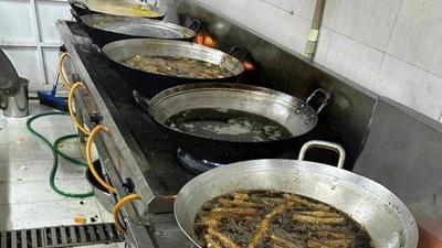 Phụ huynh tố nhà cung cấp suất ăn dùng dầu đen kịt chiên thức ăn cho học sinh