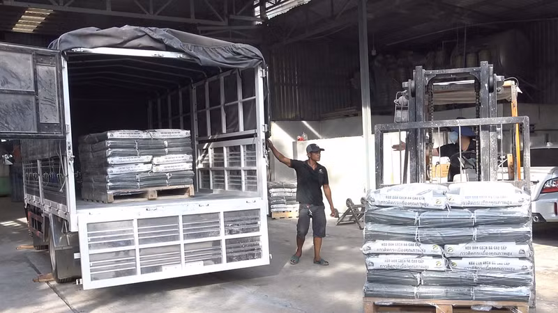 Đồng Nai liên tiếp phát hiện 46 tấn keo và hàng tấn chân gà nghi vi phạm