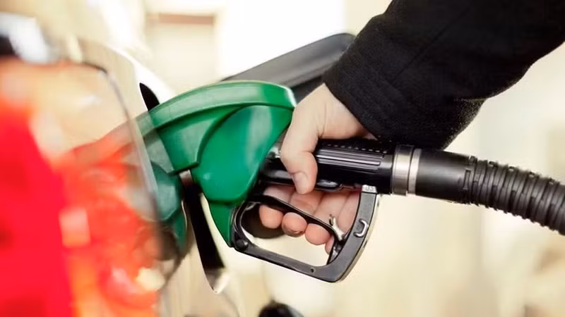 Giá xăng giảm mạnh, dầu diesel giảm tới gần 10.000 đồng/lít