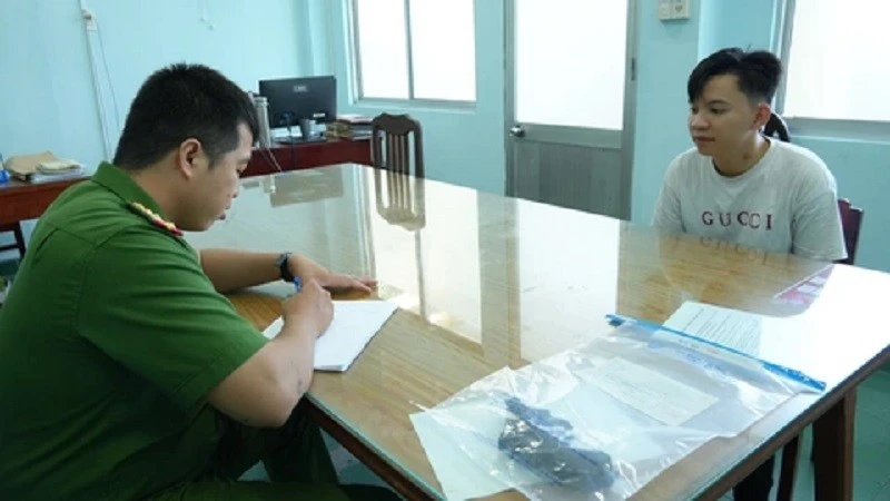 Phát hiện vật nghi súng trong cốp xe máy của nam thanh niên ở phường Mỹ Phong