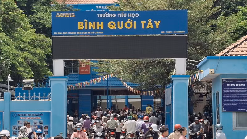 184 học sinh trường Tiểu học Bình Quới Tây nhập viện nghi ngộ độc thực phẩm. Ảnh Hữu Thông - Mai Oanh