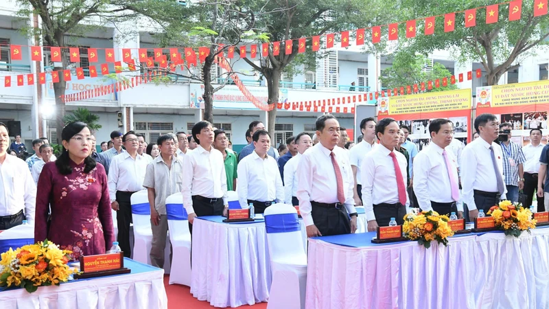 Chủ tịch Quốc hội, Bí thư TP.HCM dự ngày hội bầu cử tại Hóc Môn