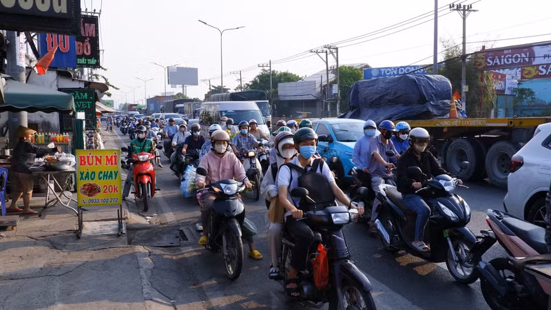 Người dân ùn ùn rời TP.HCM, cửa ngõ phía Đông ùn ứ từ sáng sớm