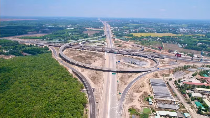 Sẽ thông xe 12 dự án cao tốc dịp 30/4, tăng kết nối liên vùng