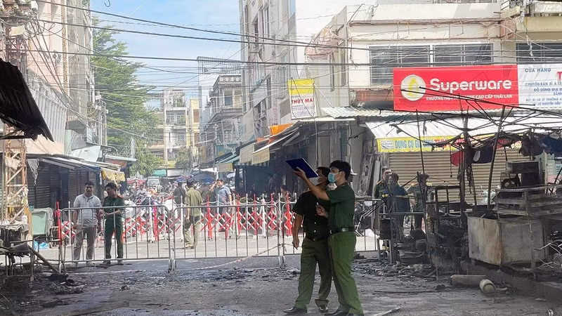 Khẩn trương khám nghiệm hiện trường vụ cháy tại Trung tâm thương mại Biên Hòa
