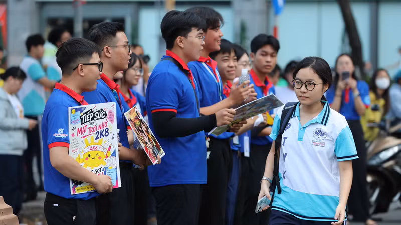 Gần 143 000 thí sinh TPHCM tự tin bước vào môn thi đầu tiên kỳ thi tốt nghiệp