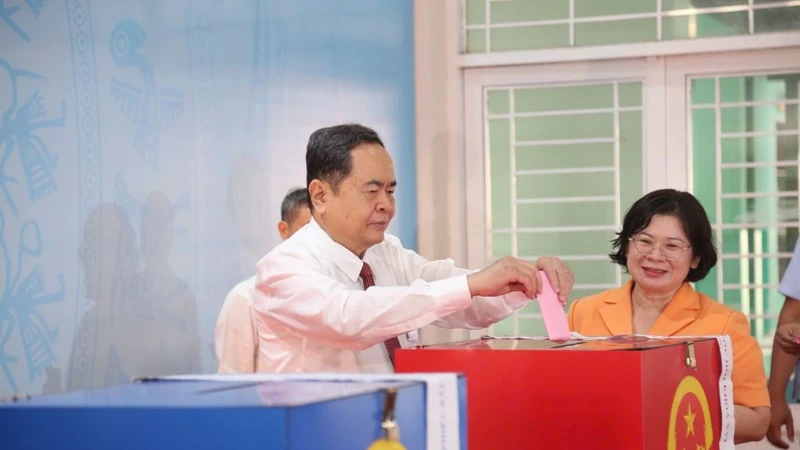 Lãnh đạo TP HCM cùng cử tri đến các điểm bỏ phiếu từ sáng sớm 15/3