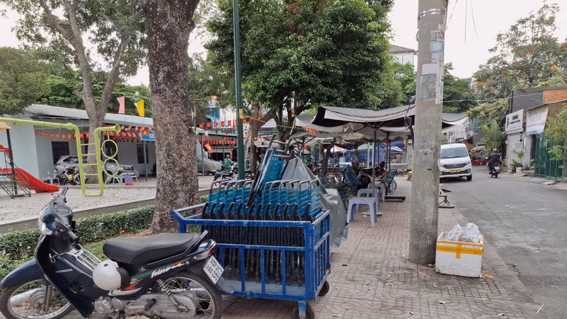 TP HCM: Nghịch lý tại công viên Phạm Huy Thông, biển cấm treo cho có lệ?