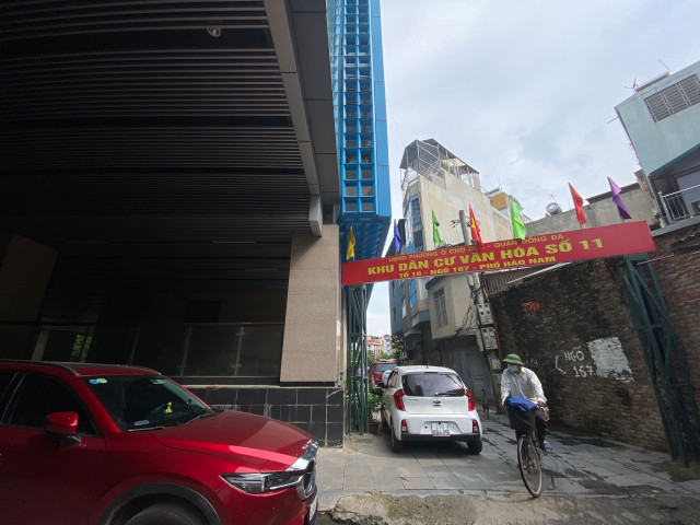 Ga cuối Cát Linh - Hà Đông bị lấn chiếm thành chỗ để xe, bán trà đá - Hình 2 Ga cuoi Cat Linh - Ha Dong bi lan chiem thanh cho de xe, ban tra da-Hinh-2