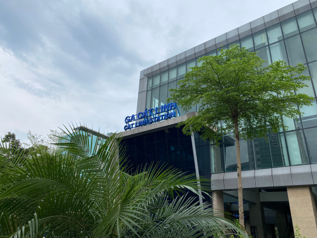 Ga cuối Cát Linh - Hà Đông bị lấn chiếm thành chỗ để xe, bán trà đá Ga cuoi Cat Linh - Ha Dong bi lan chiem thanh cho de xe, ban tra da