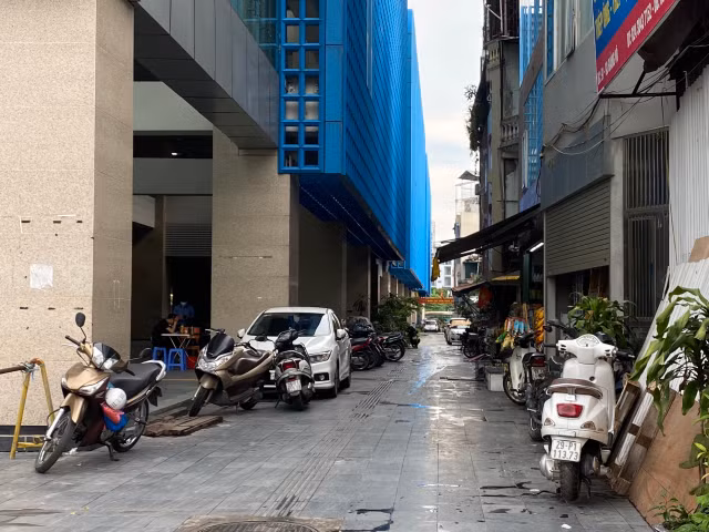 Ga cuoi Cat Linh - Ha Dong bi lan chiem thanh cho de xe, ban tra da-Hinh-4