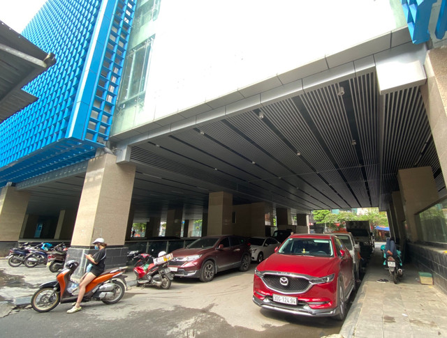 Ga cuoi Cat Linh - Ha Dong bi lan chiem thanh cho de xe, ban tra da-Hinh-5