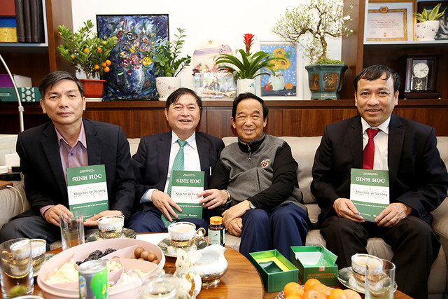 Chu tich VUSTA Phan Xuan Dung tham, chuc Tet dam dao 'the su' voi cac nha khoa hoc lao thanh-Hinh-3