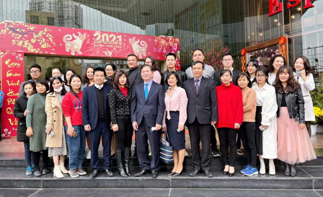 Chủ tịch Phan Xuân Dũng: “Chúc cán bộ nhân viên Báo Tri thức và Cuộc sống Sức khoẻ - Lao động miệt mài - Tạo nên thương hiệu” - Hình 3 Chu tich Phan Xuan Dung: “Chuc can bo nhan vien Bao Tri thuc va Cuoc song Suc khoe - Lao dong miet mai - Tao nen thuong hieu”-Hinh-3