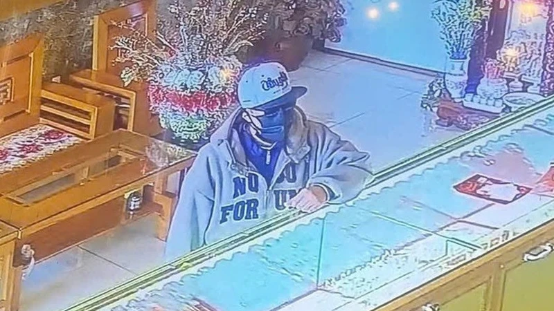 Phan Bảo Nhật (SN 1993) – nghi phạm thực hiện vụ cướp tiệm vàng xảy ra tại xã Nhân Cơ.