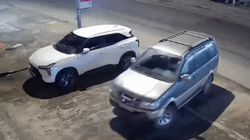 Chiếc xe 7 chỗ màu ghi đang lùi trước khi vụ tai nạn xảy ra. (Ảnh cắt từ clip)