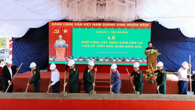 Các đại biểu thực hiện nghi thức lễ khởi công dự án xây dựng điểm dân cư liền kề chốt dân quân biên giới tại xã Quảng Trực.