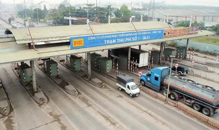 Hai trạm thu phí T1 và T2 trên quốc lộ 51, dù đã dừng thu phí từ đầu năm 2023, hiện vẫn tồn tại kết cấu hạ tầng trên tuyến.
