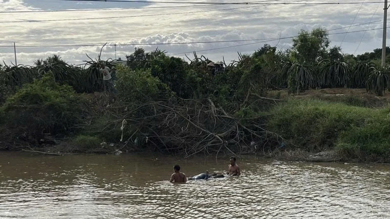 Hiện trường nơi tìm thấy thi thể nngười đàn ông xấu số.