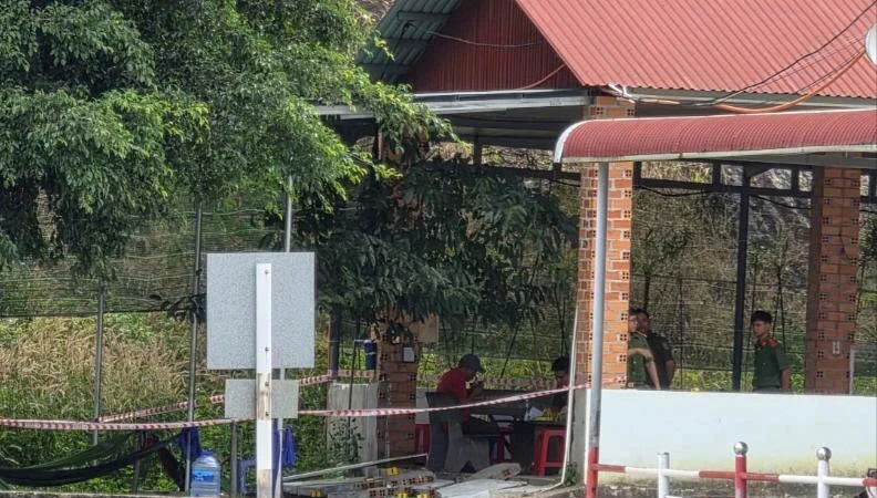 Hiện trường vụ sập tường khiến một người tử vong.