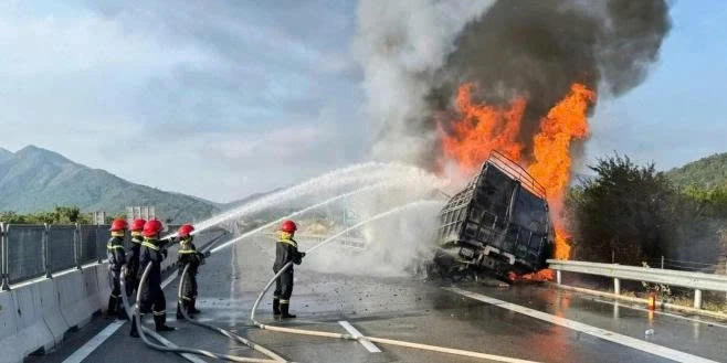 Lực lượng chức năng đang xử lý chiếc xe tải bị cháy.